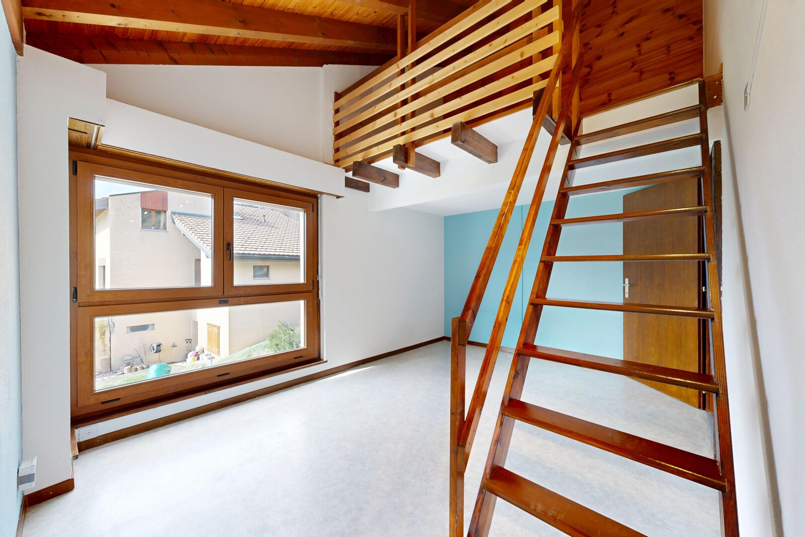 treppe mit treppen, gipskartonwand, drywall, inside property, und balkendecke