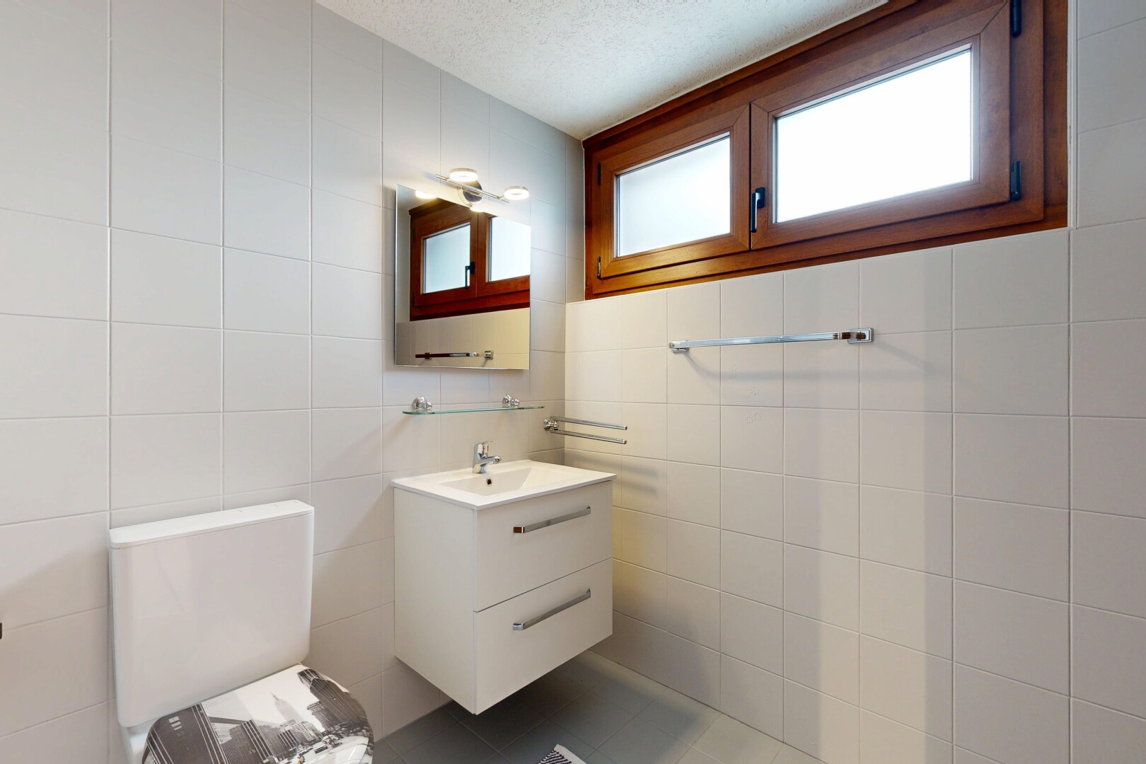 bad mit schminktisch, spiegel, fliesenwand, tile wall, und natürliches licht