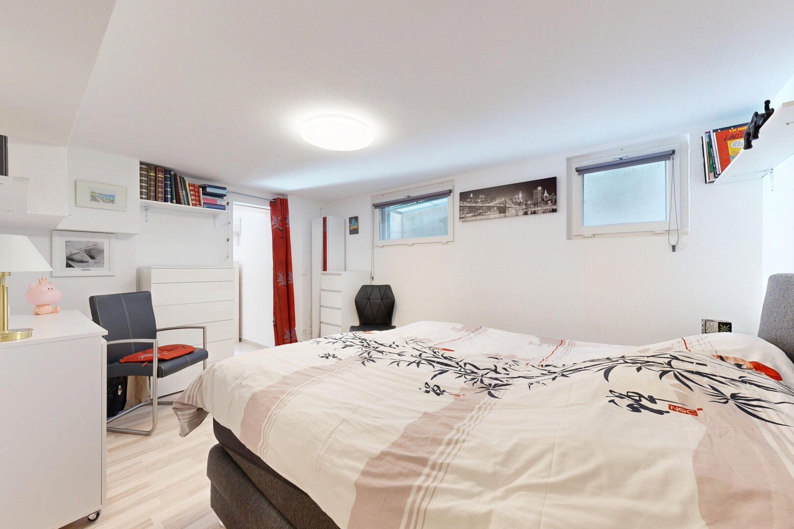 zimmer / schlafzimmer mit inside property, wood finish floor, holzfußboden, keller, und drywall