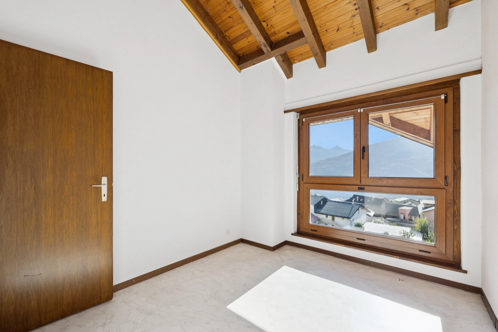 pièce vide avec plafond voûté, vaulted ceiling, cloison sèche, drywall, et high end ceiling