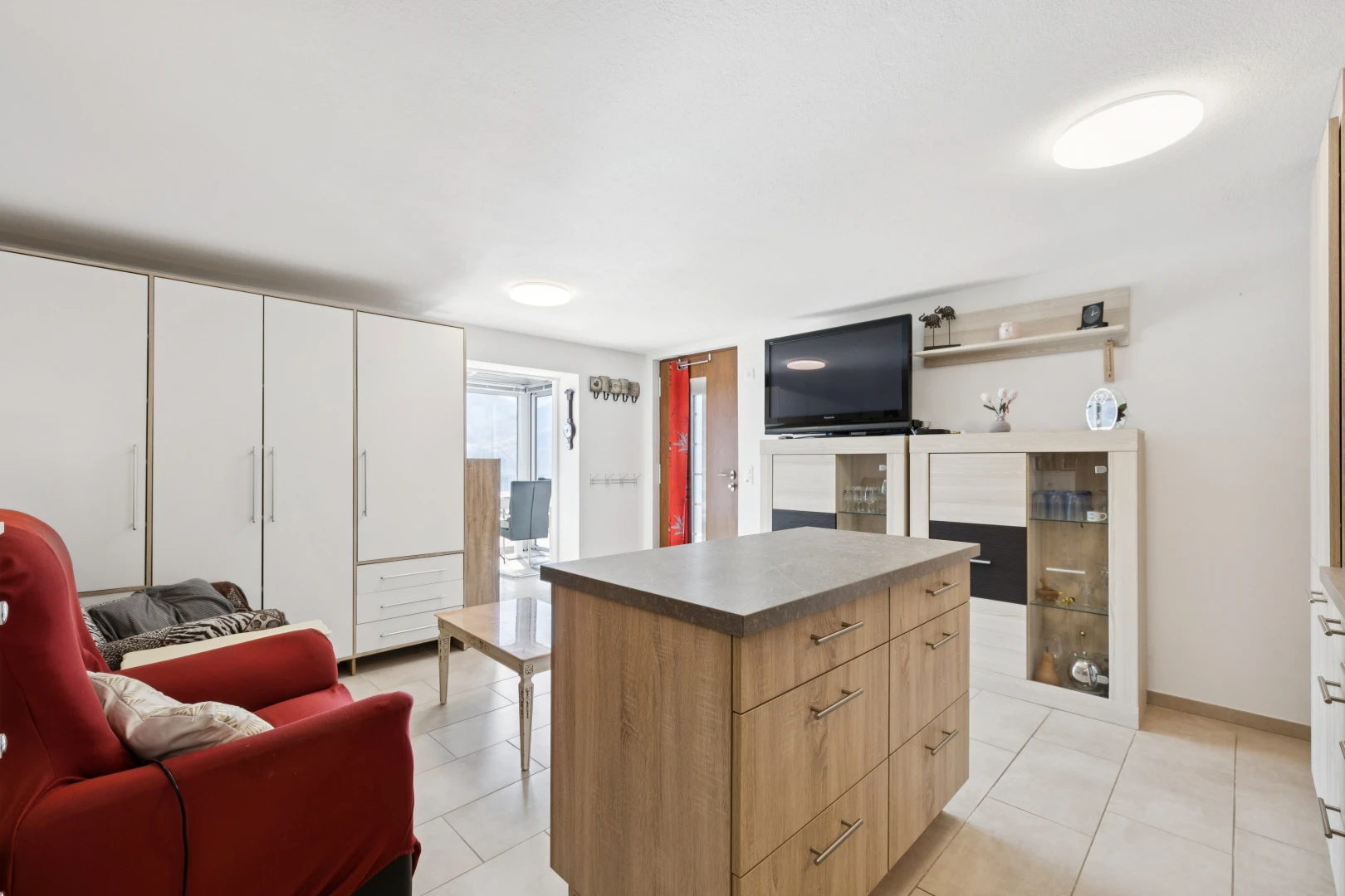 cuisine avec îlot de cuisine, kitchen island, light floor, ouvert sur l'espace de vie, et opens to living area