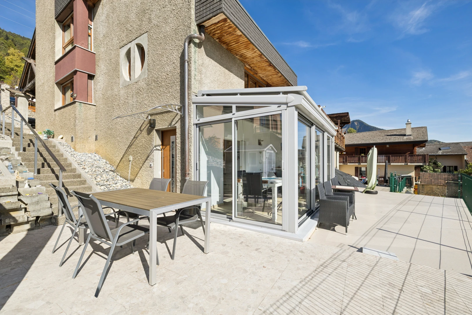 terrasse avec day time, escaliers, terrasse, coin repas extérieur, et property visible
