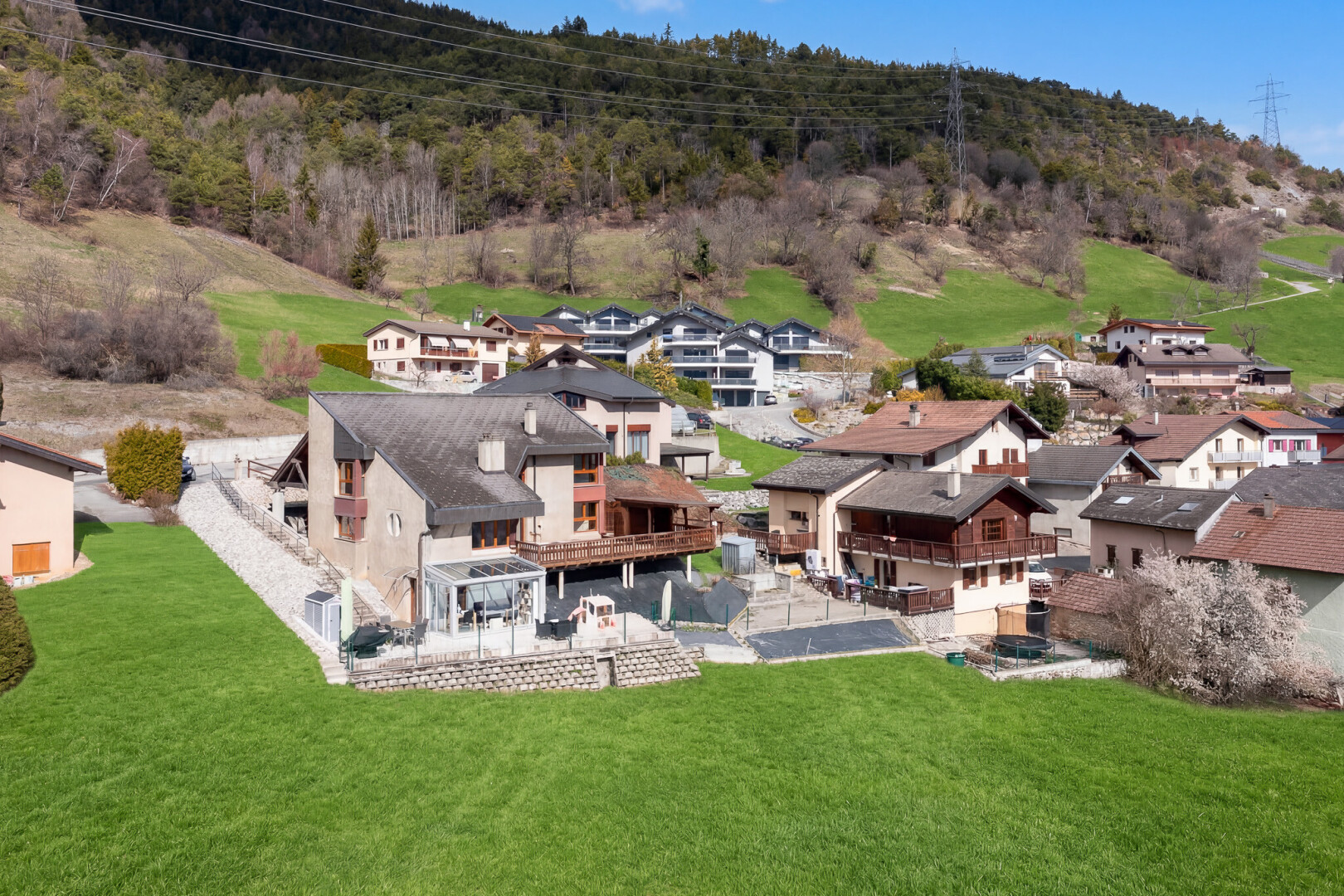 außenansicht mit terrasse, rasen, power lines view, day time, und blick auf hochspannungsleitungen