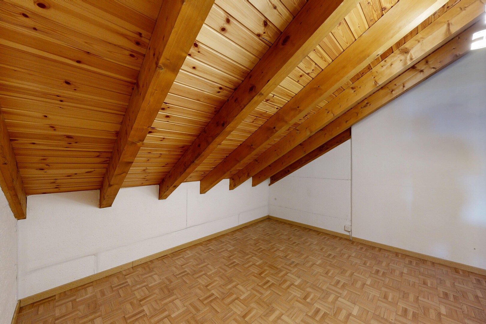 leerer raum mit inside property, balkendecke, beamed ceiling, gipskartonwand, und drywall