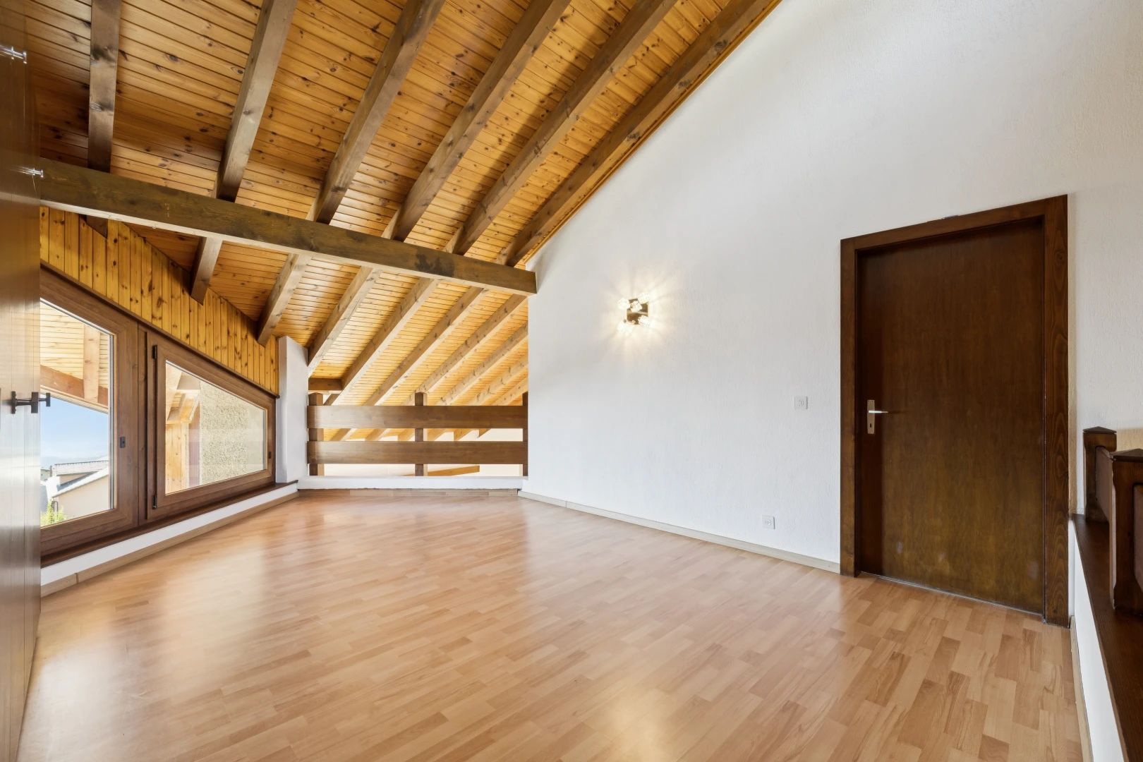 pièce vide avec plafond haut, high ceiling, plafond voûté, vaulted ceiling, et high end ceiling