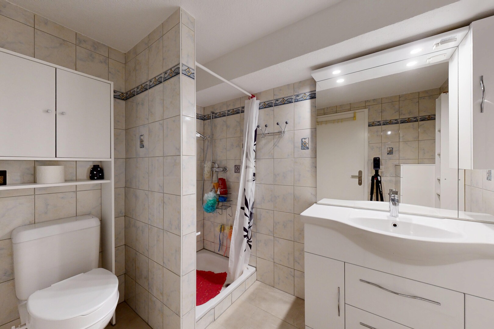 bad mit tile wall, fliesenwand, toilette, schminktisch, und inside property