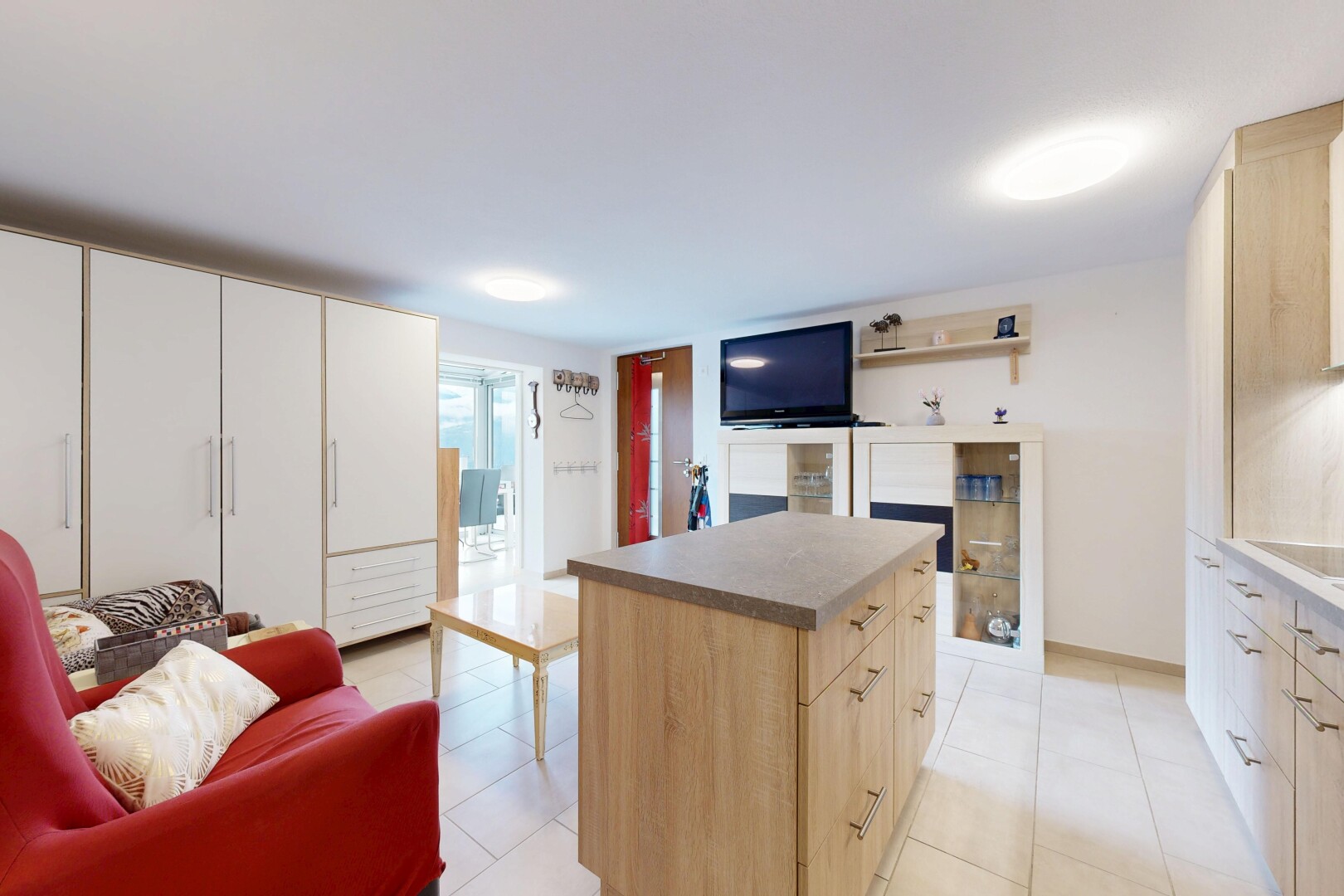 küche mit kücheninsel, kitchen island, öffnet sich zum wohnraum, opens to living area, und hellbraune schränke