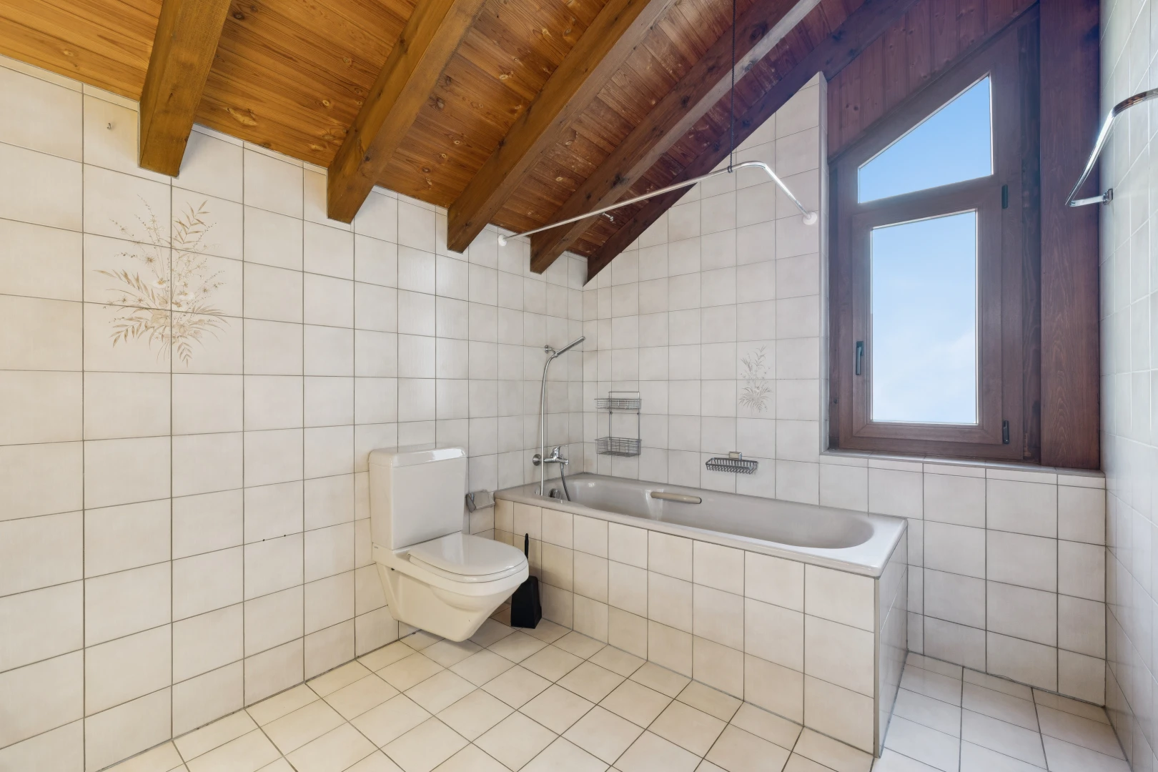 salle de bains avec mur en carrelage, tile wall, plafond à poutres, beamed ceiling, et salle de bain complète