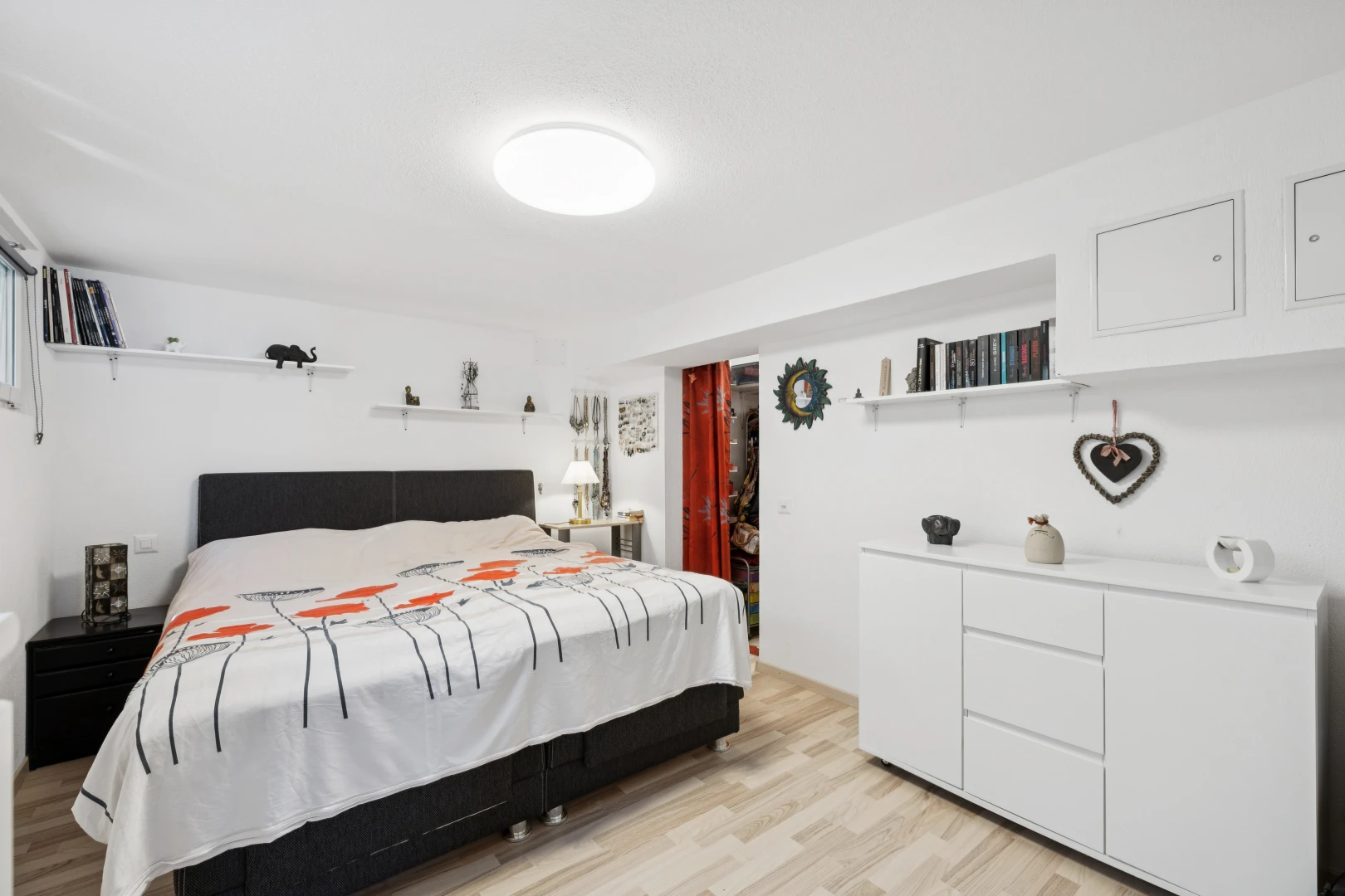 chambre avec cloison sèche, drywall, inside property, sol en finition bois, et wood finish floor