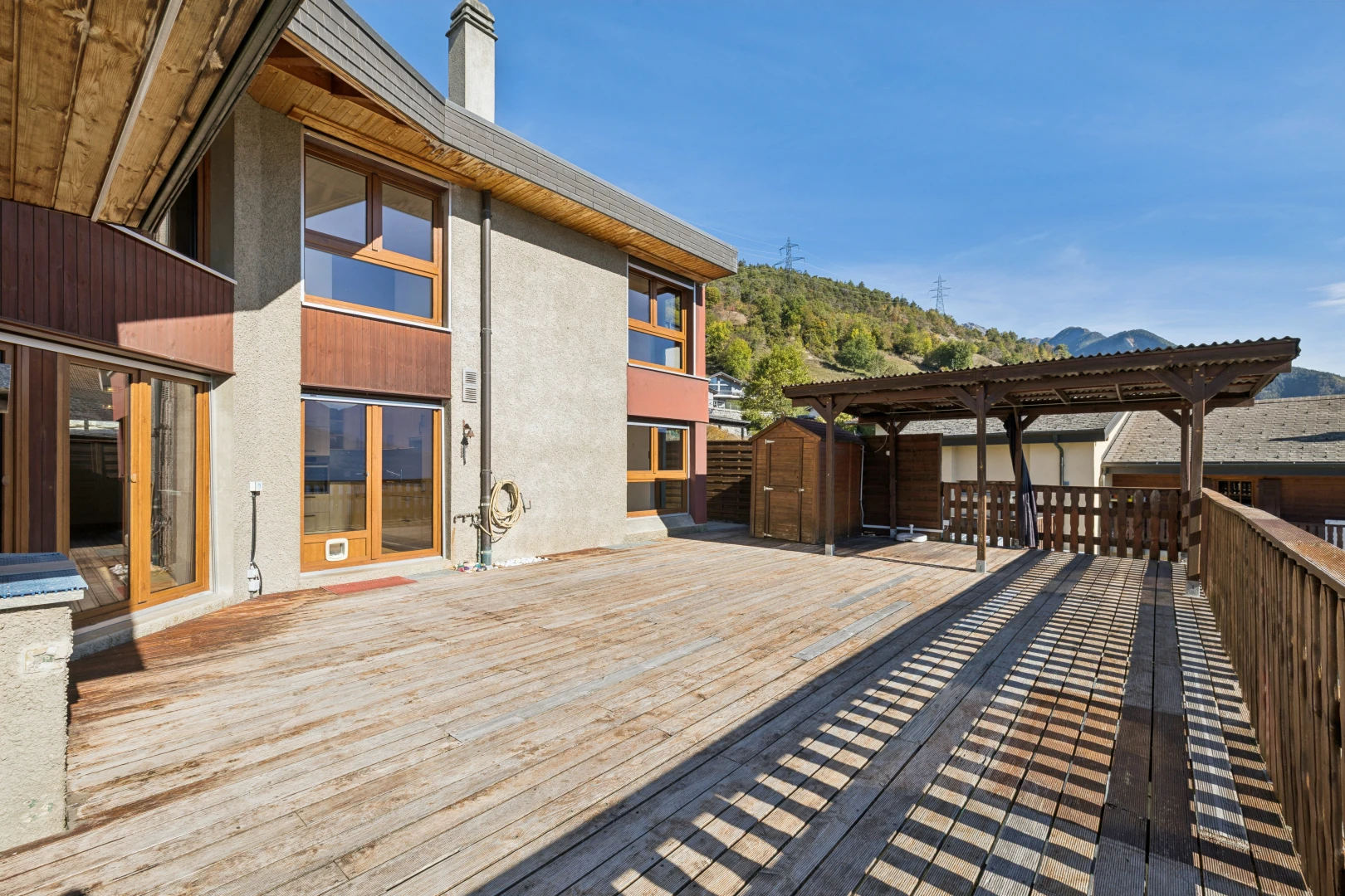 terrasse avec terrasse, abri, structure extérieure, et day time
