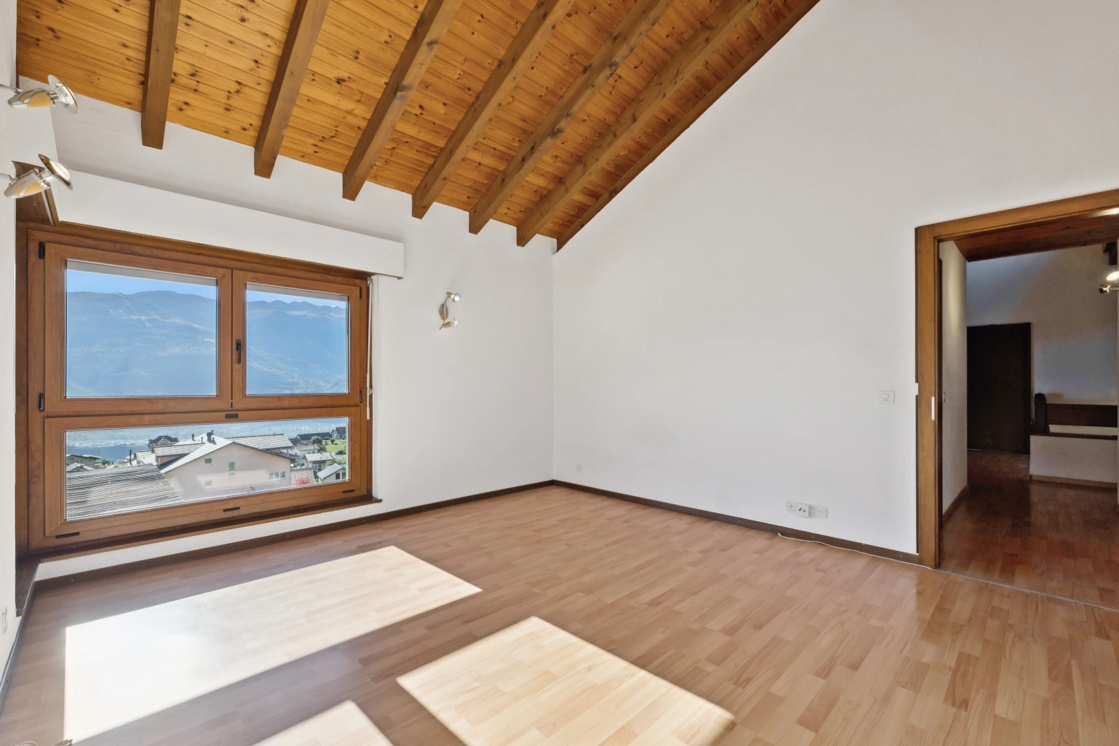 pièce vide avec plafond haut, high ceiling, plafond voûté, vaulted ceiling, et high end ceiling