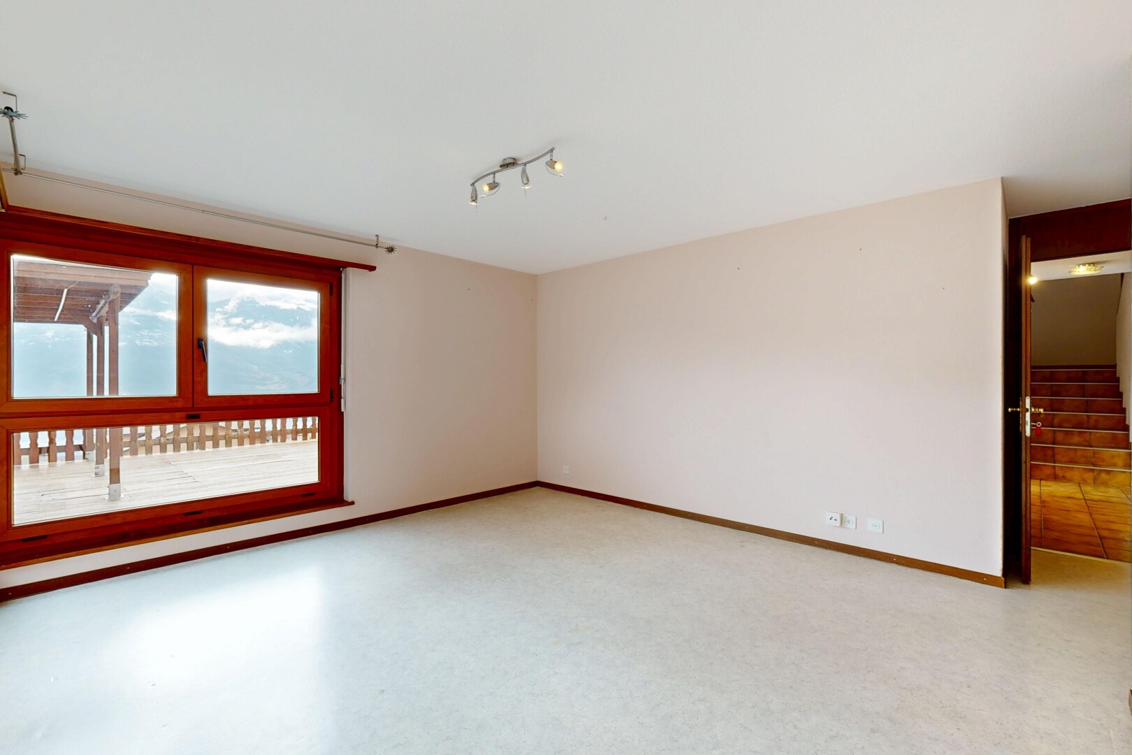 leerer raum mit drywall, gipskartonwand, inside property, natural light, und natürliches licht