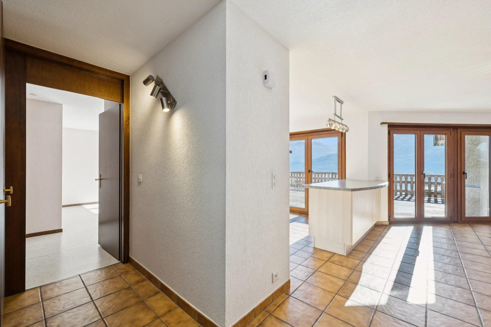couloir avec accès à l'extérieur, light floor, inside property, sol en carrelage, et tile floor