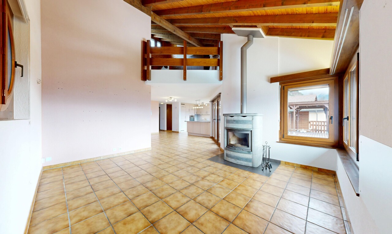 wohnzimmer mit balkendecke, beamed ceiling, holzofen, inside property, und gipskartonwand