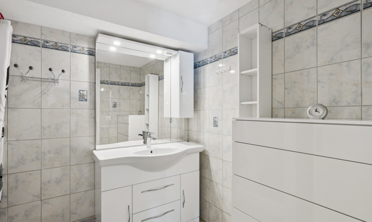 bad mit spiegel, fliesenwand, tile wall, schminktisch, und inside property