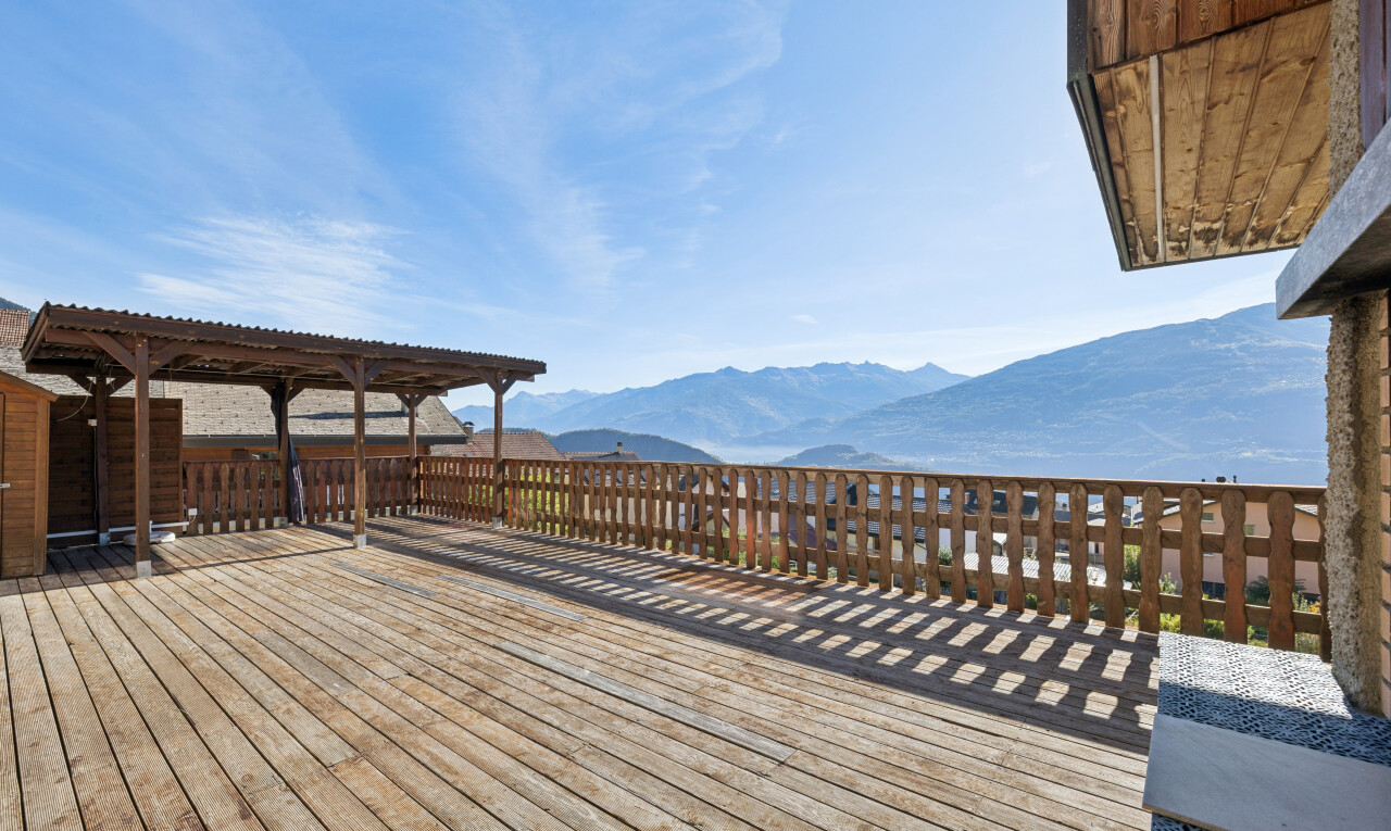 terrasse mit deck, blick auf die berge, mountain view, day time, und from property