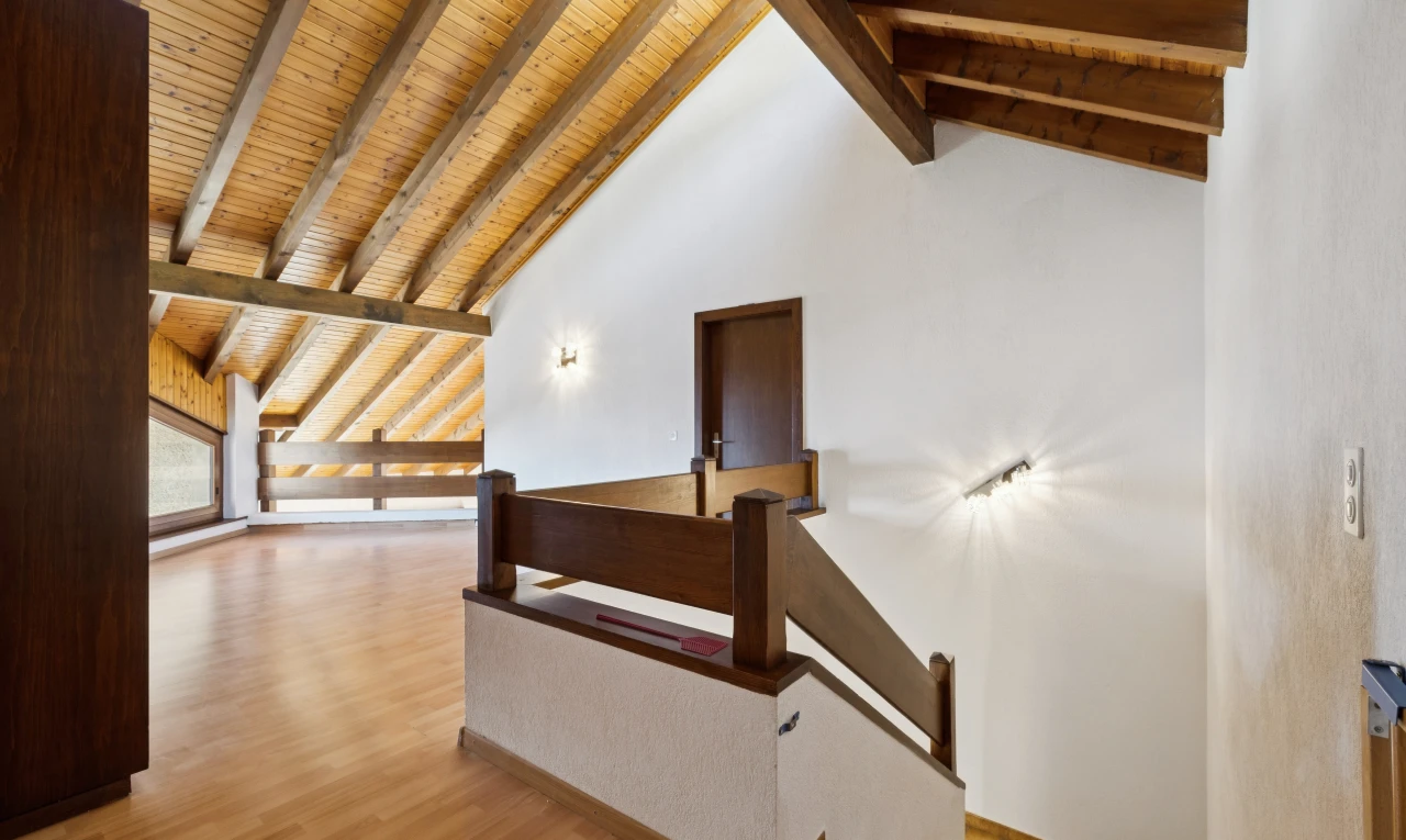 escaliers avec high end ceiling, plafond haut, high ceiling, plafond à poutres, et beamed ceiling
