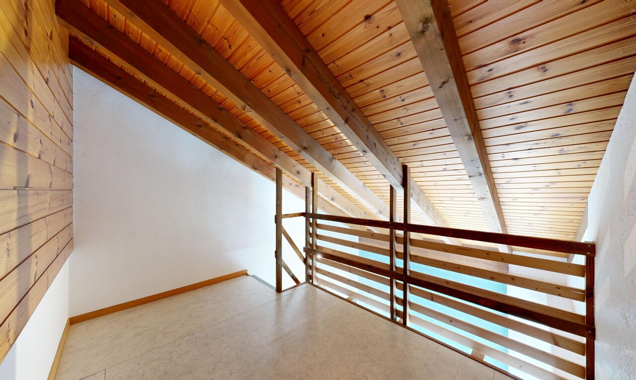leerer raum mit gipskartonwand, drywall, balkendecke, beamed ceiling, und inside property