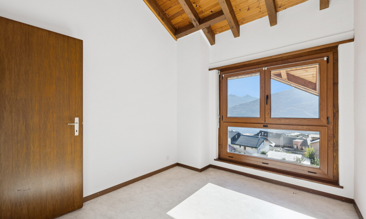 leerer raum mit dachschräge, vaulted ceiling, gipskartonwand, drywall, und high end ceiling