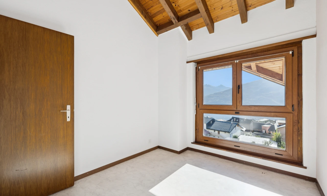 pièce vide avec plafond voûté, vaulted ceiling, cloison sèche, drywall, et high end ceiling