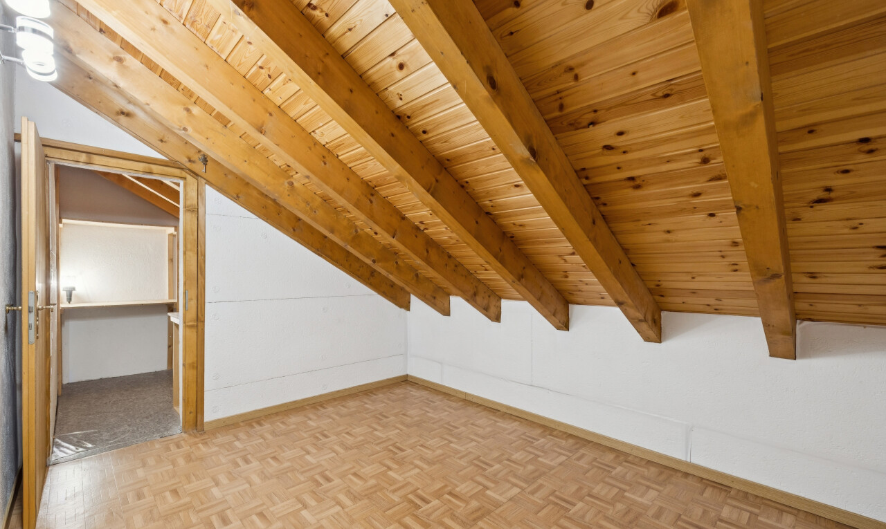 leerer raum mit inside property, zusätzliches zimmer, holzdecke, wood ceiling, und gipskartonwand