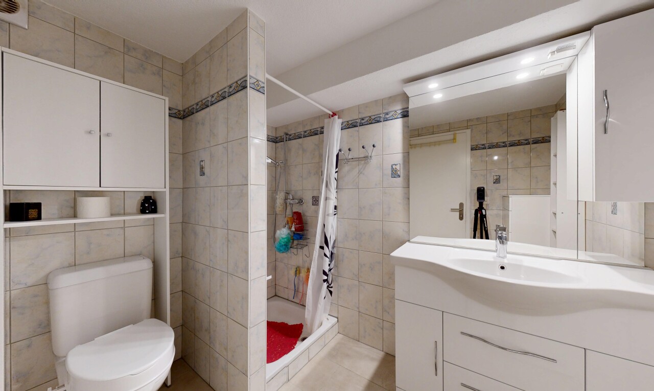 bad mit tile wall, fliesenwand, toilette, schminktisch, und inside property