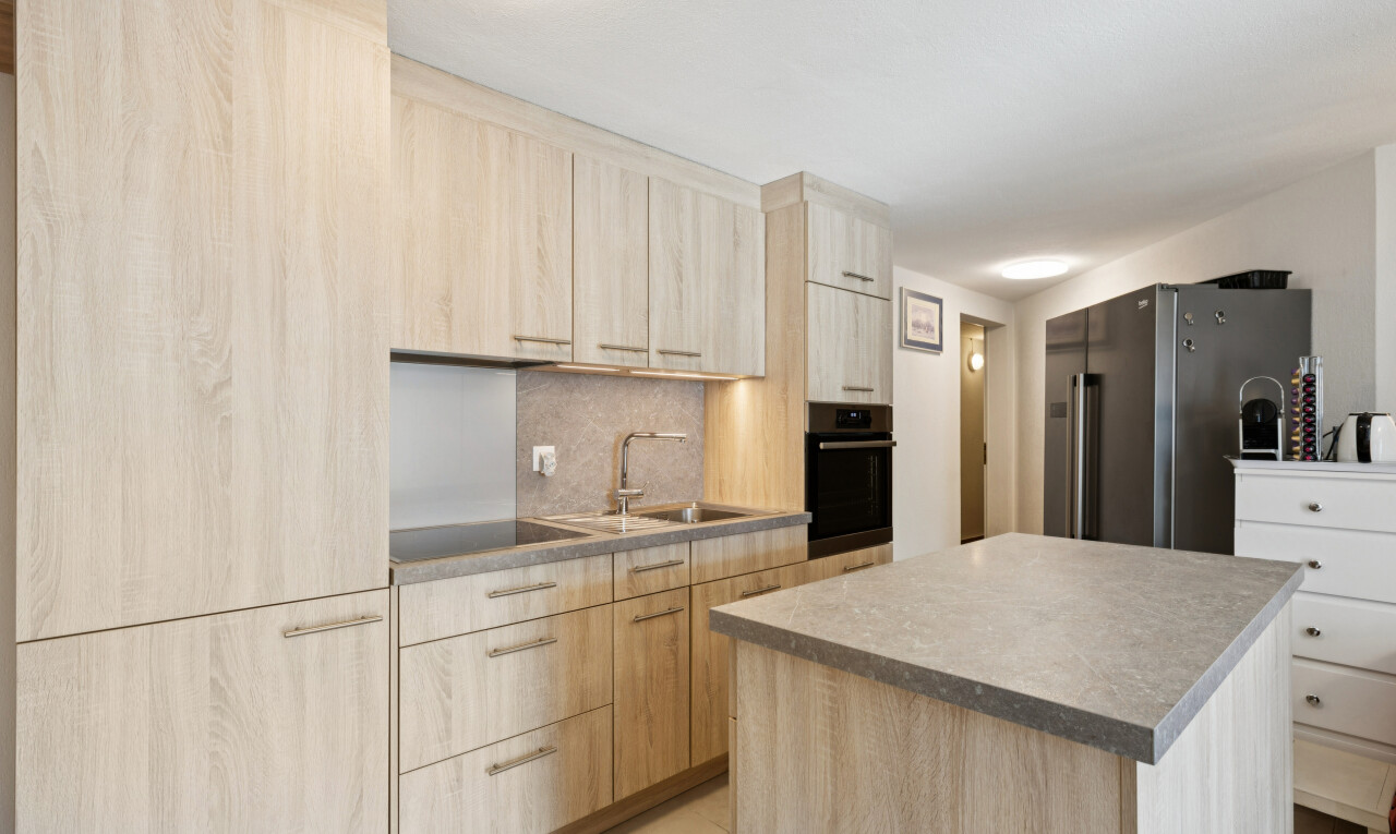 küche mit hellbraune schränke, light brown cabinets, kühlschrank, ofen, und kücheninsel
