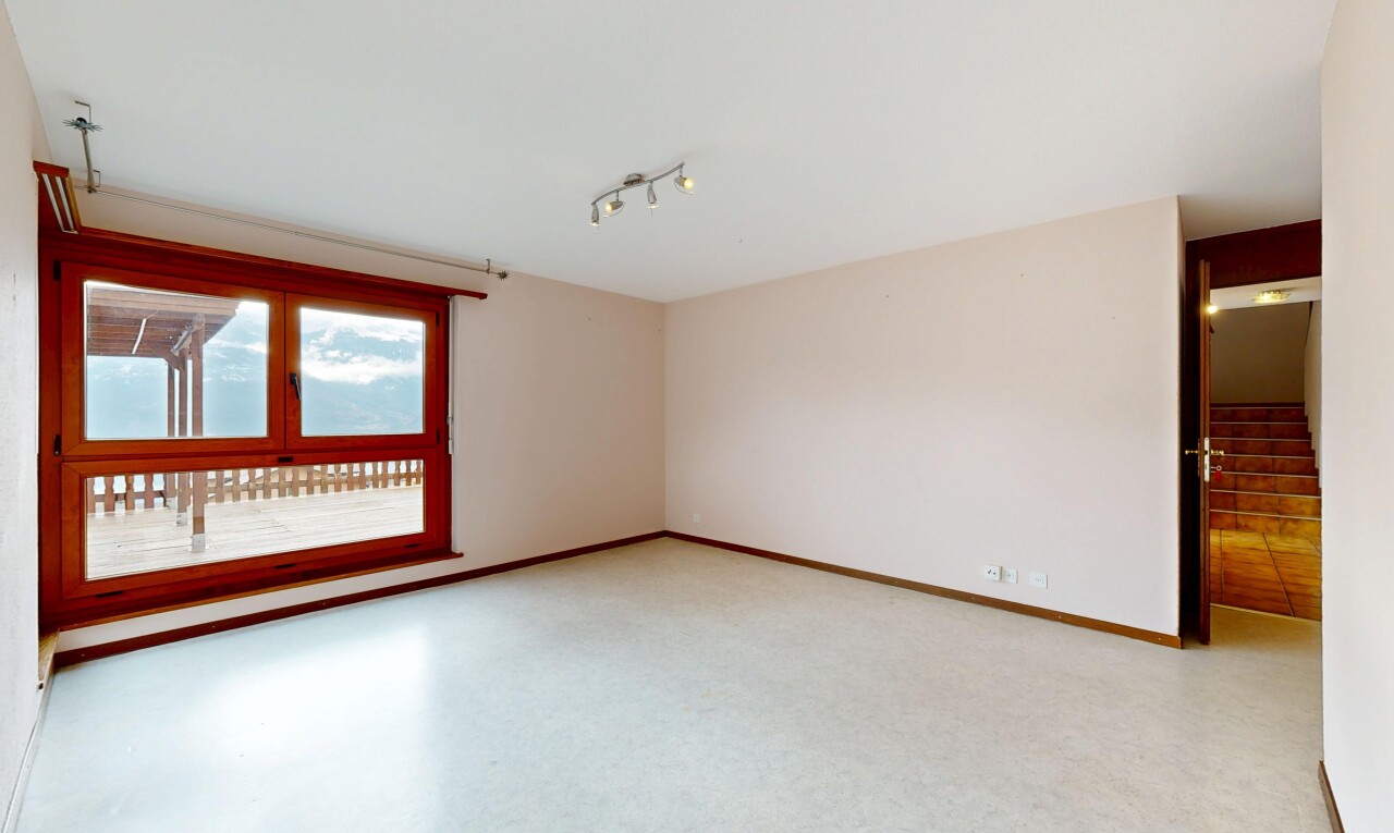 leerer raum mit drywall, gipskartonwand, inside property, natural light, und natürliches licht