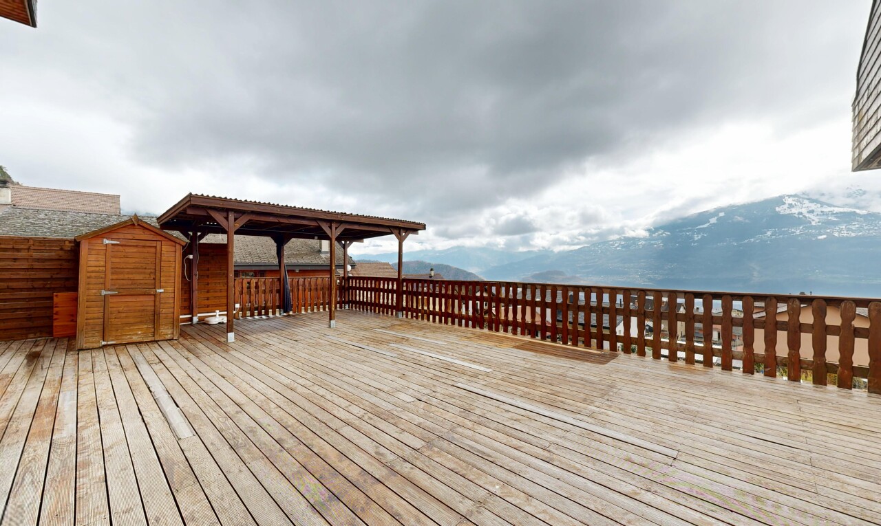 terrasse mit deck, overcast, blick auf die berge, und mountain view