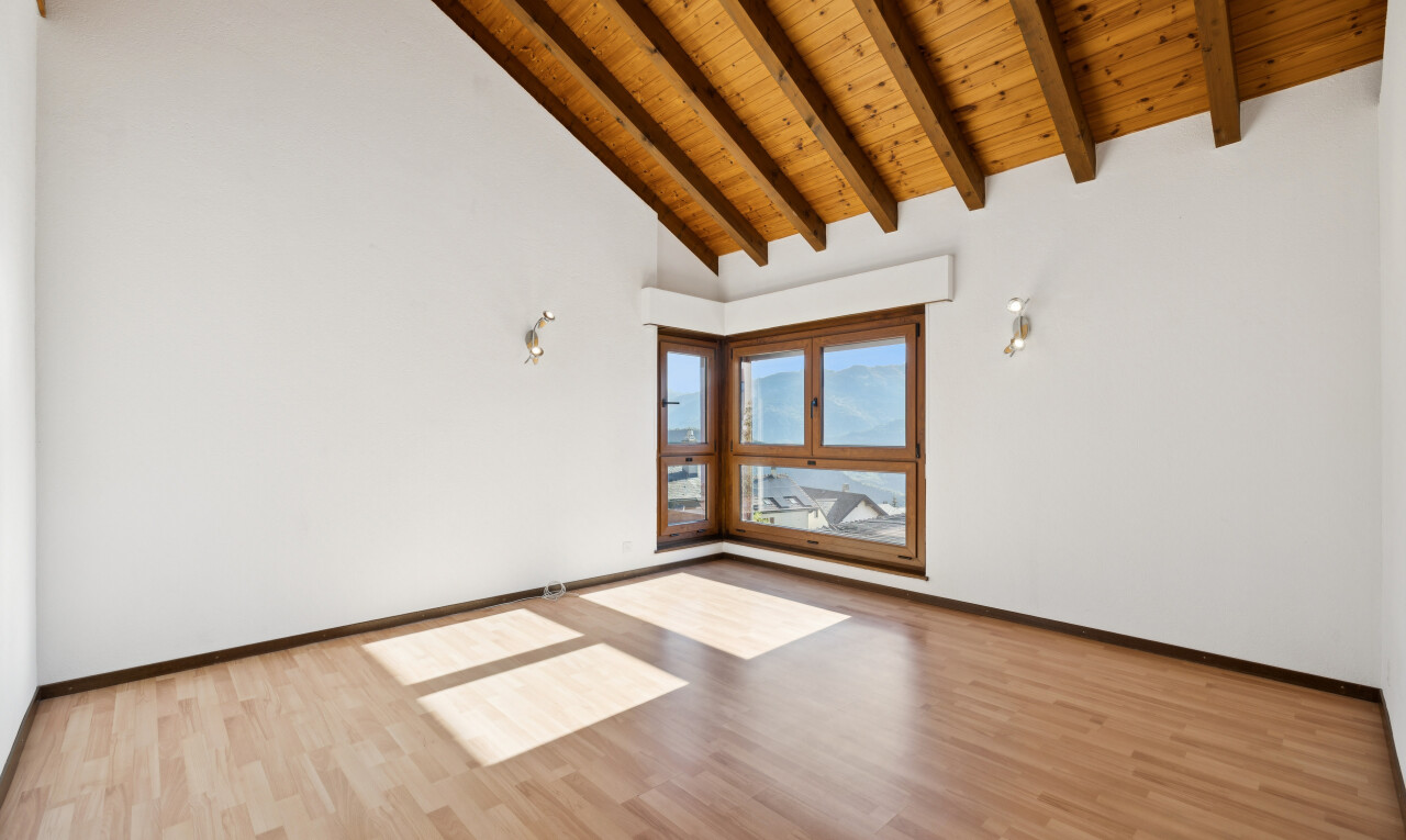 leerer raum mit hohe decke, high ceiling, dachschräge, vaulted ceiling, und holzdecke