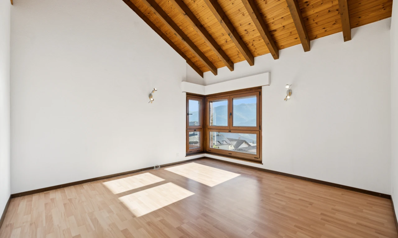 pièce vide avec plafond haut, high ceiling, plafond voûté, vaulted ceiling, et plafond en bois