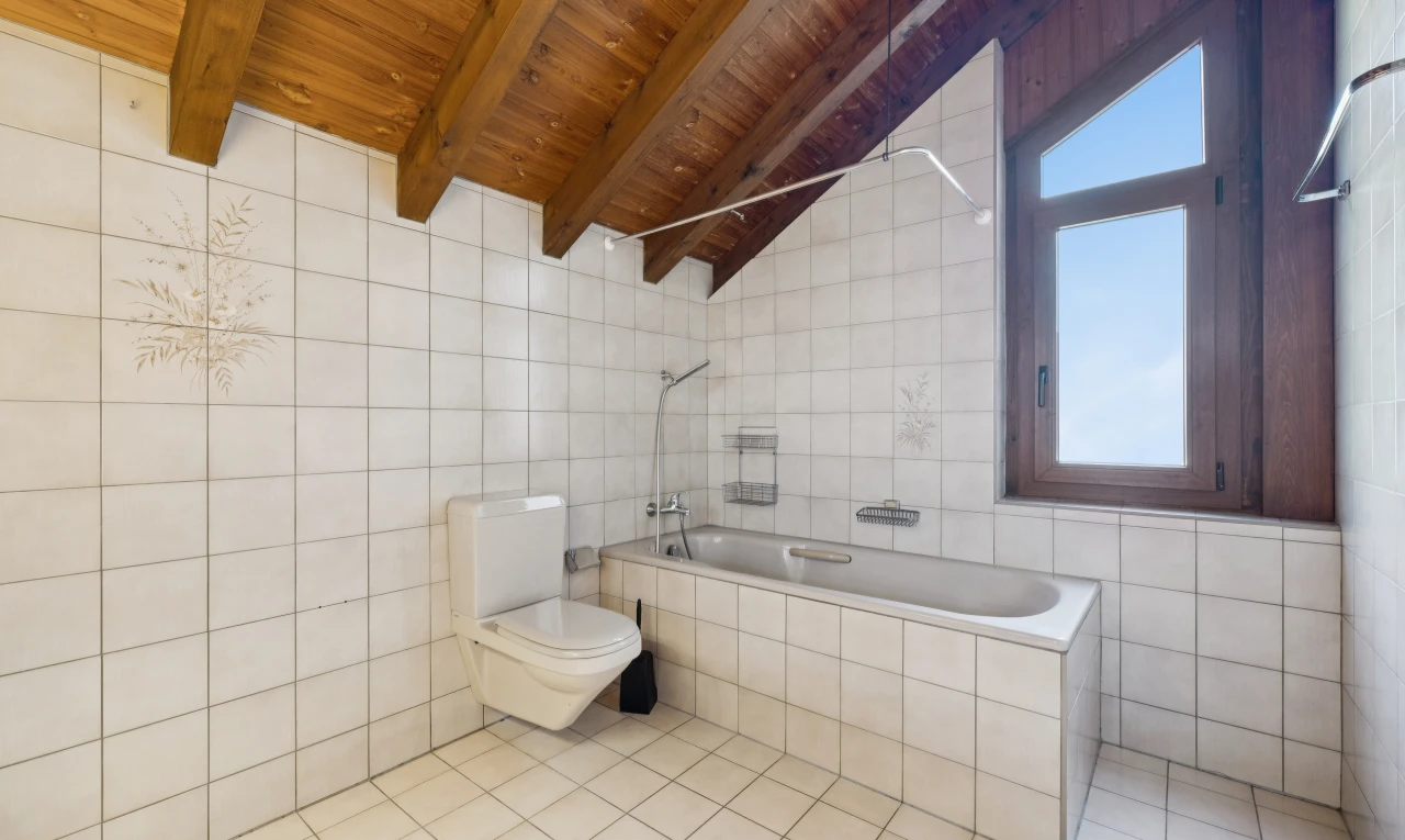 salle de bains avec mur en carrelage, tile wall, plafond à poutres, beamed ceiling, et salle de bain complète