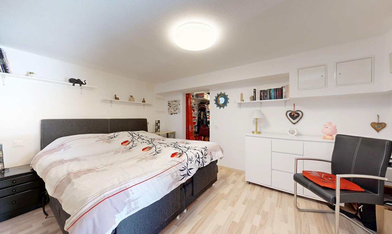 zimmer / schlafzimmer mit holzfußboden, wood finish floor, gipskartonwand, drywall, und inside property