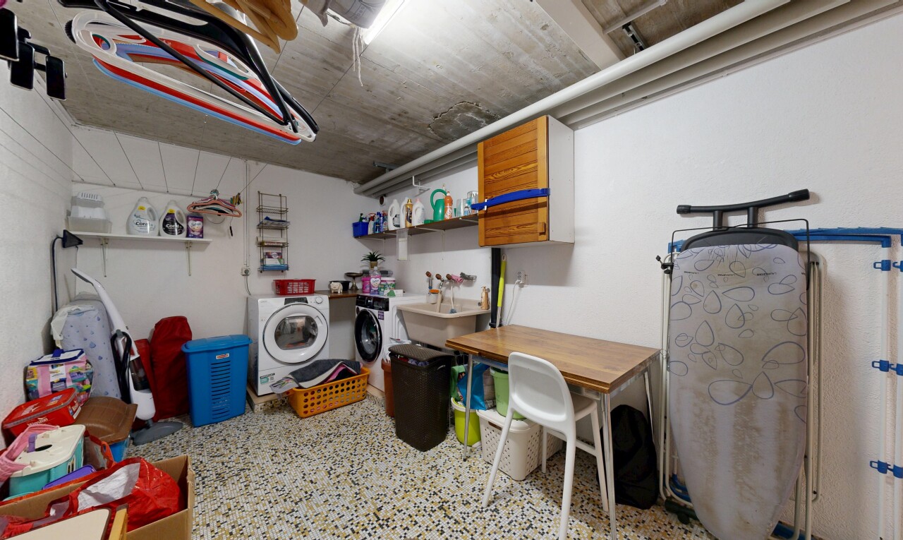 wäschekammer mit drywall, gipskartonwand, inside property, tumbler, und aggregate floor