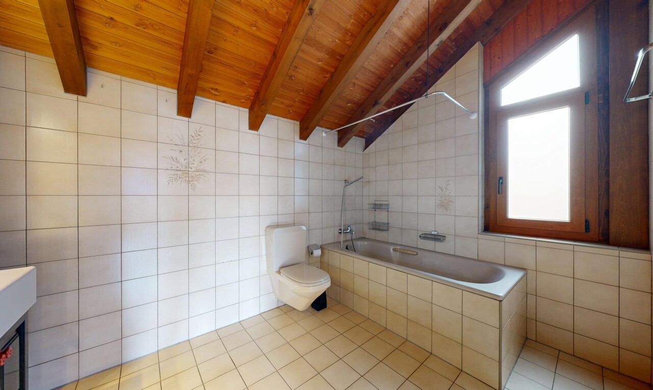 bad mit tile wall, fliesenwand, komplettes badezimmer, toilette, und inside property