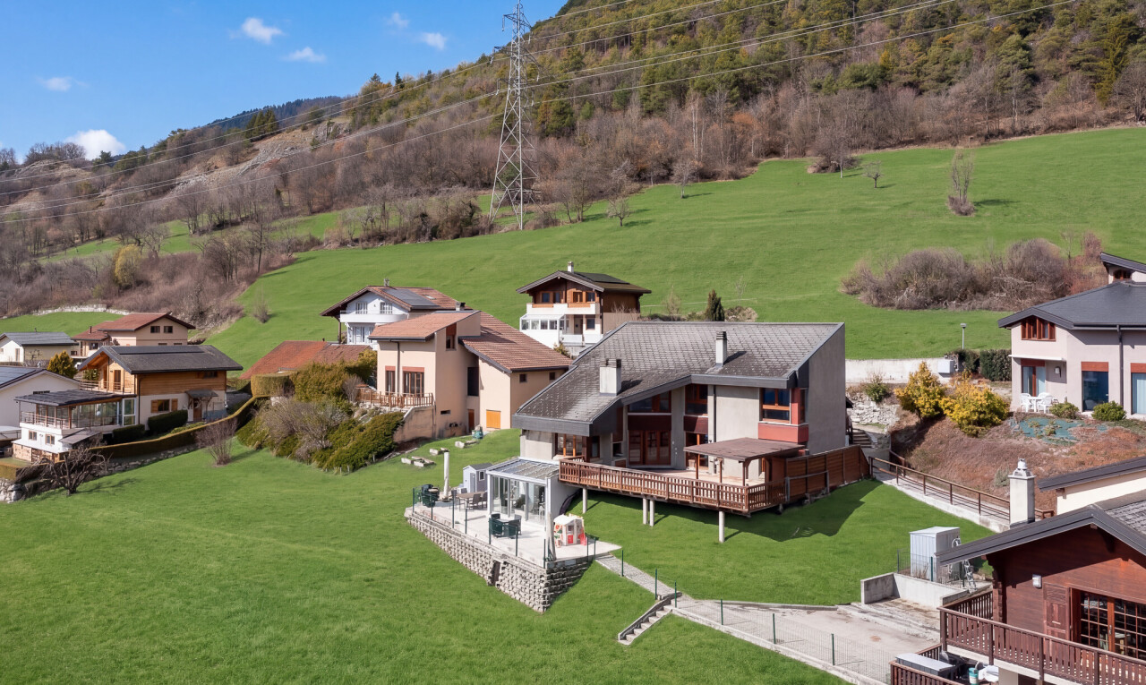 außenansicht mit deck, drone view, rasen, power lines view, und high tension power lines view