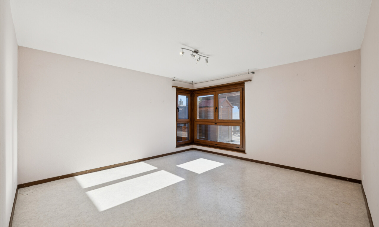 leerer raum mit deckenbeleuchtung, gipskartonwand, drywall, sockelleisten, und baseboards wall
