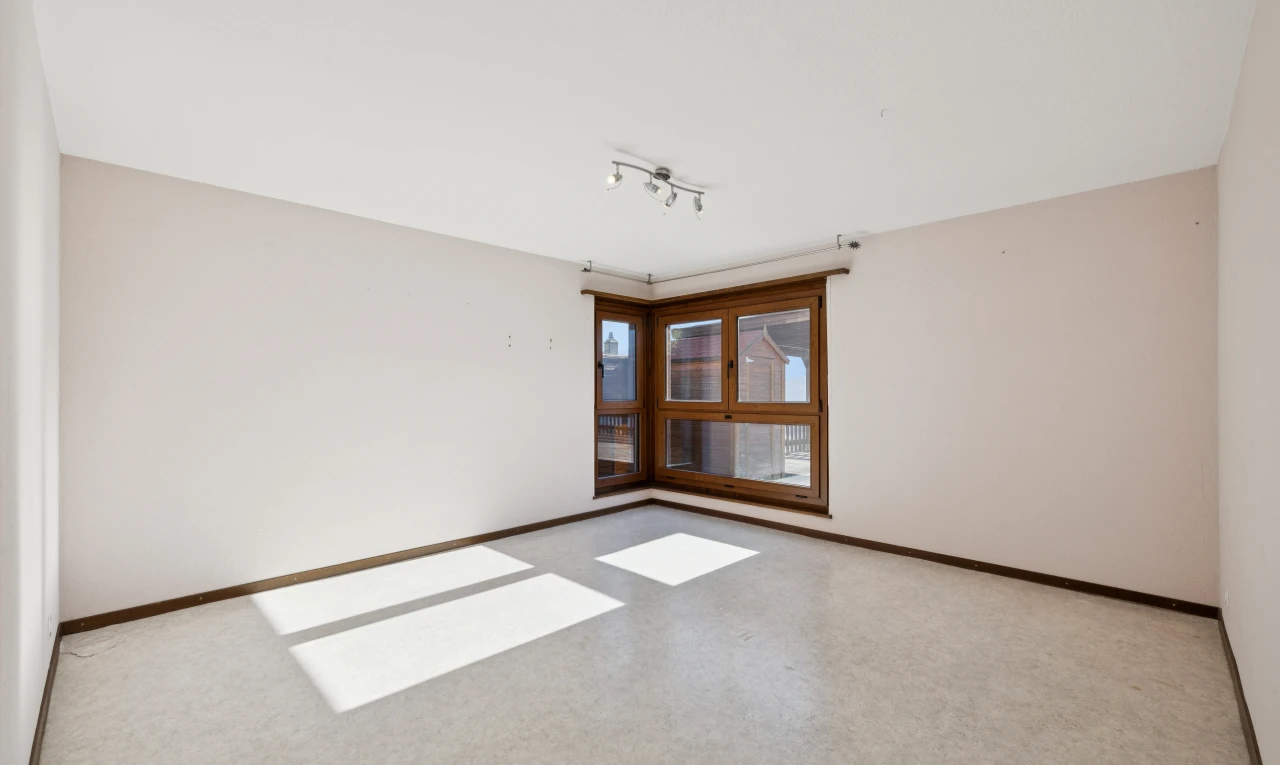 pièce vide avec éclairage sur rail, cloison sèche, drywall, plinthes murales, et baseboards wall