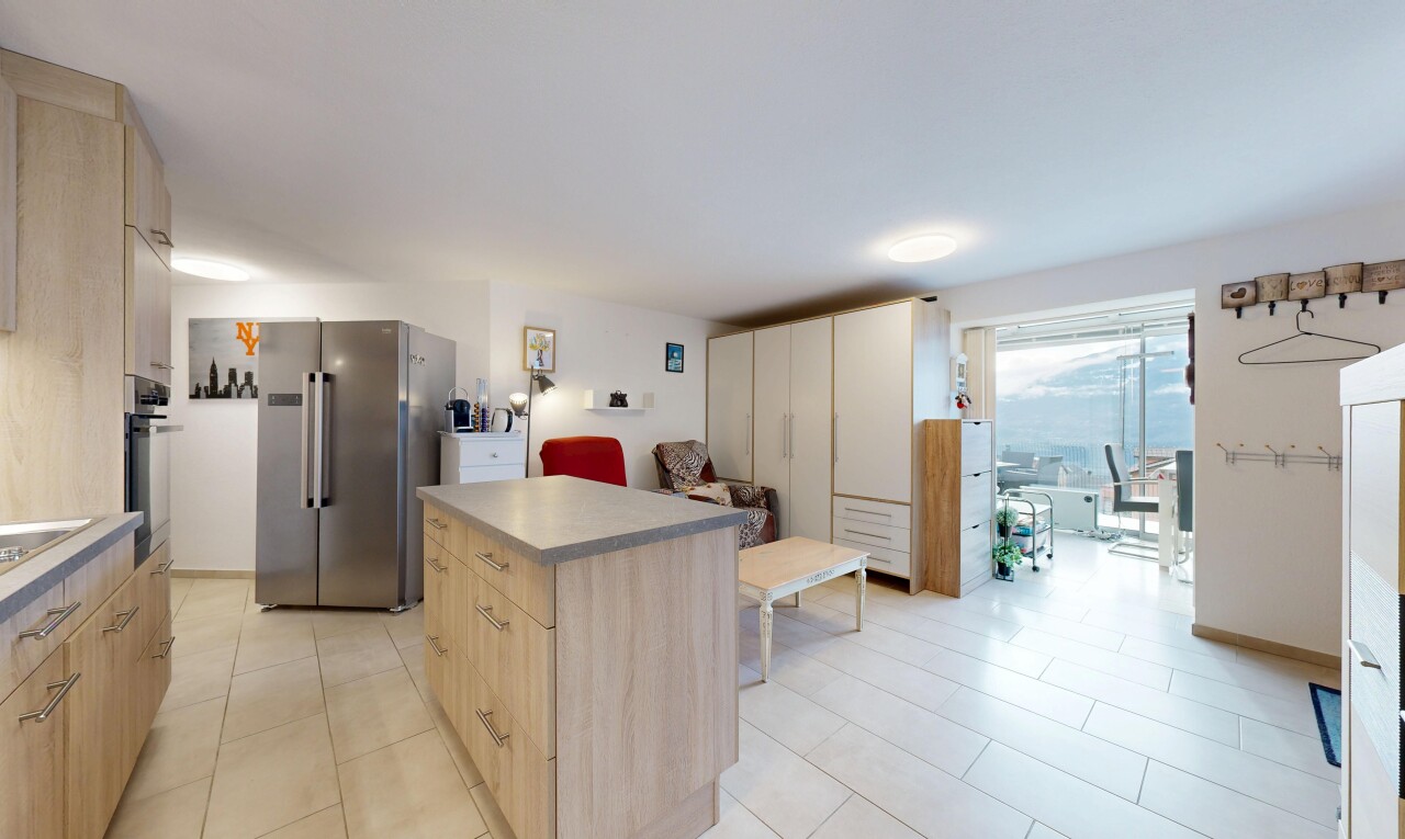 küche mit light brown cabinets, hellbraune schränke, kühlschrank, inside property, und light floor