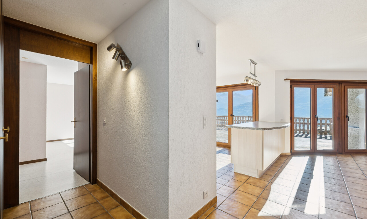 halle / korridor mit außenzugang, light floor, inside property, fliesenboden, und tile floor