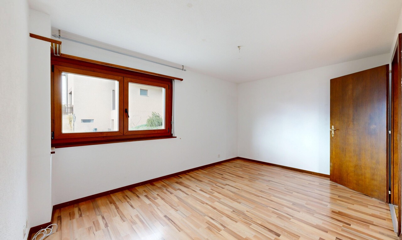 leerer raum mit holzfußboden, wood finish floor, inside property, gipskartonwand, und drywall