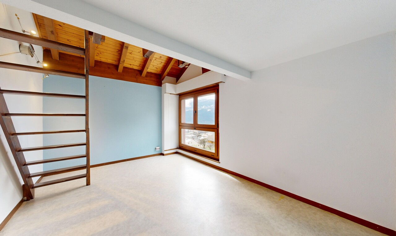 leerer raum mit vaulted ceiling, dachschräge, beamed ceiling, balkendecke, und drywall