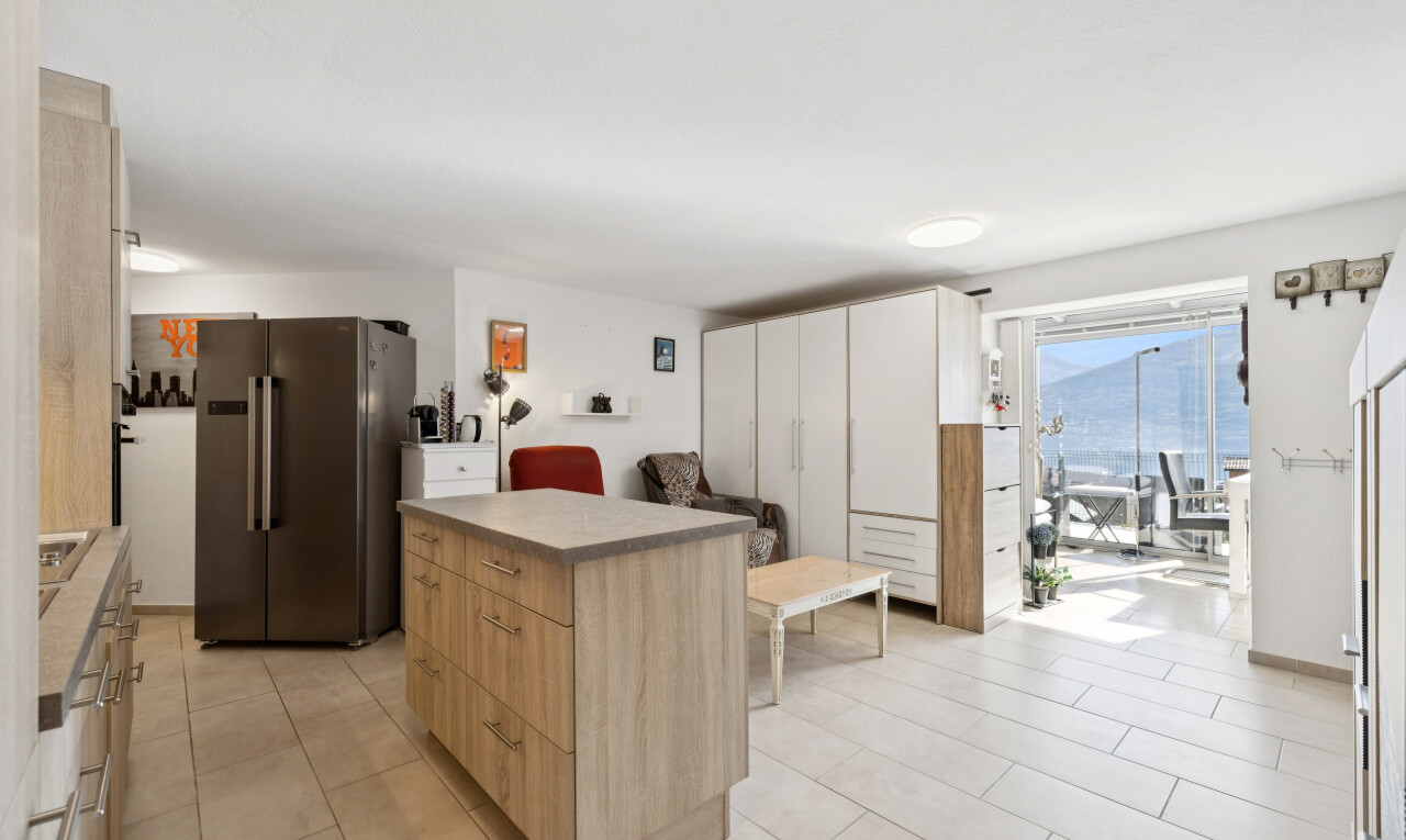 küche mit kühlschrank, hellbraune schränke, light brown cabinets, light floor, und kücheninsel