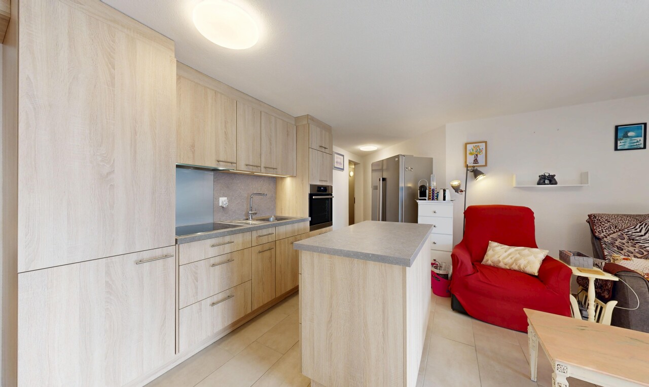 küche mit light brown cabinets, hellbraune schränke, kitchen island, kücheninsel, und inside property