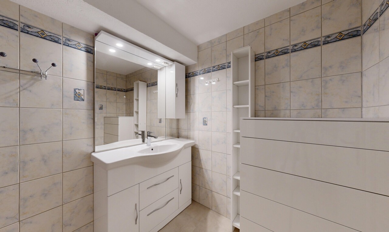 bad mit fliesenwand, tile wall, schminktisch, light floor, und inside property