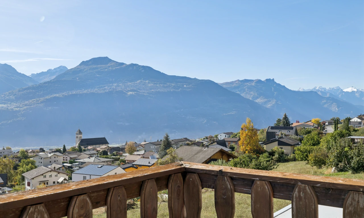 vue sur la montagne avec view focus, from property, vue résidentielle, residential view, et neighborhood view