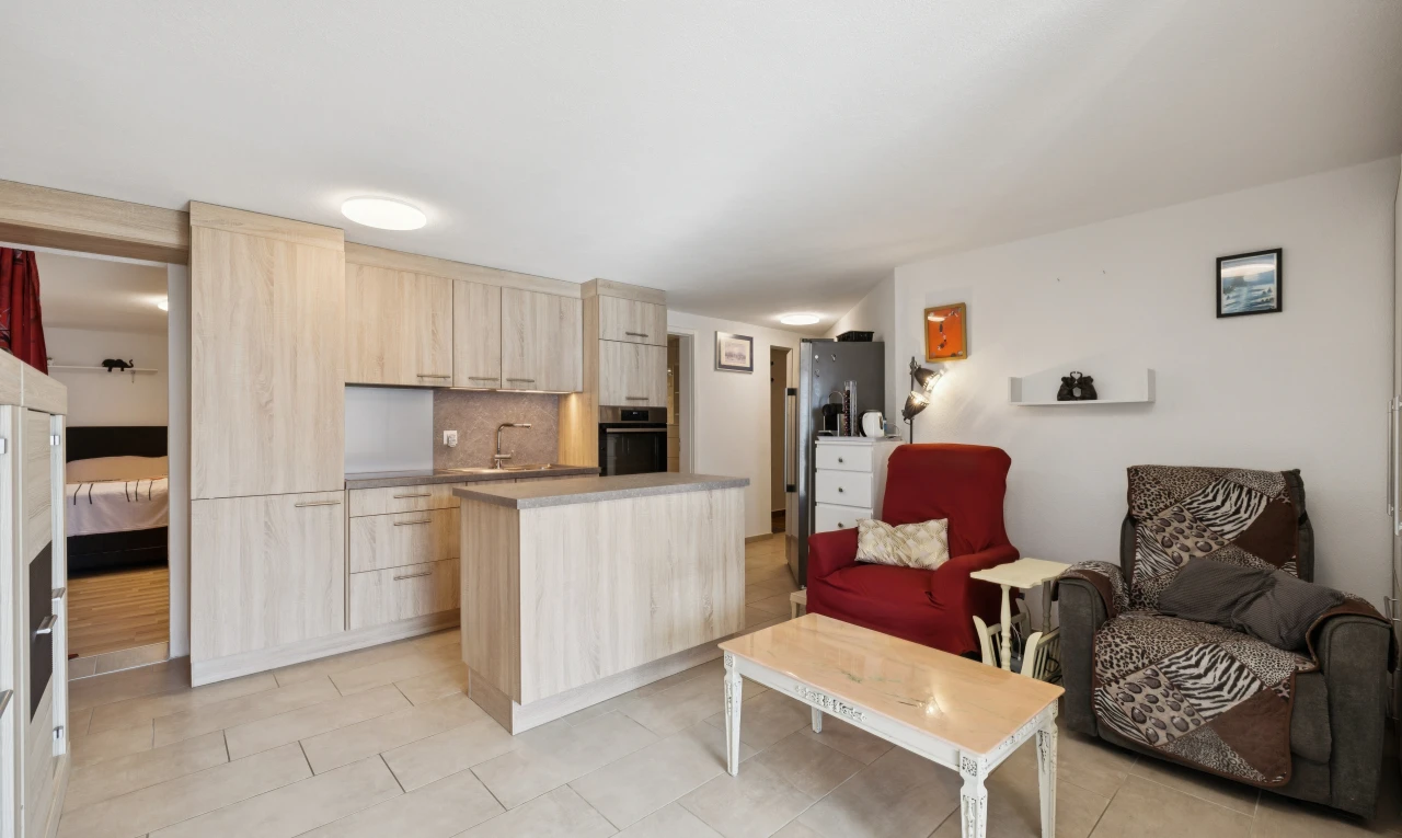 salon avec light floor, cloison sèche, drywall, évier, et inside property