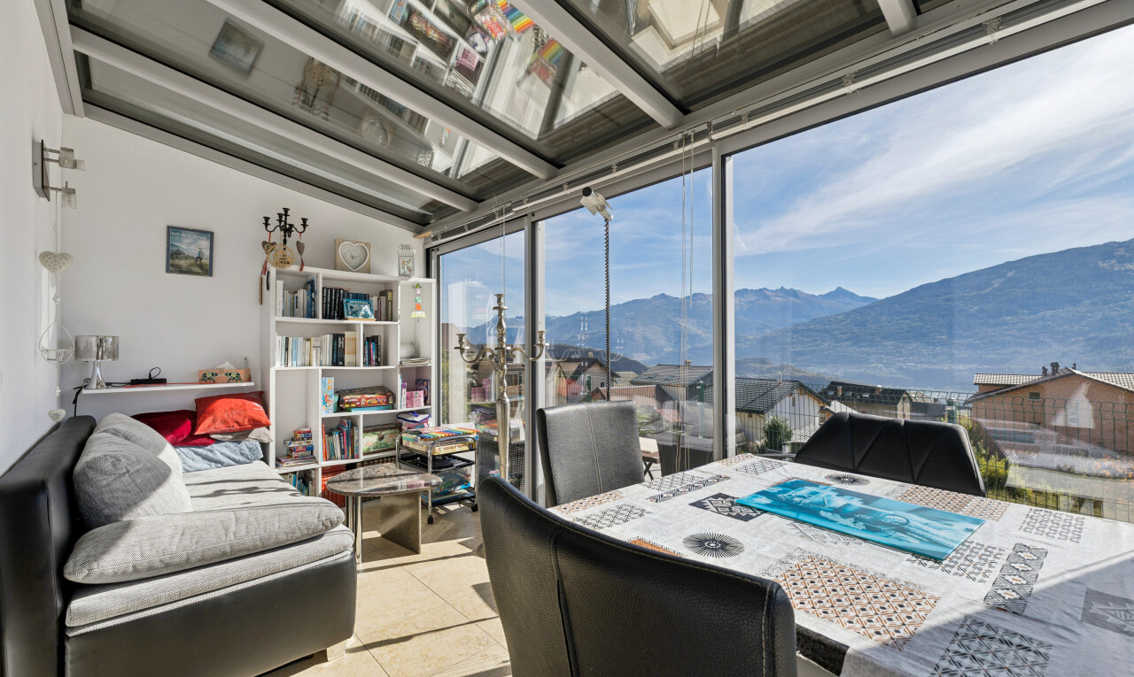 wohn- / esszimmer mit blick auf die berge, mountain view, view focus, balkendecke, und beamed ceiling