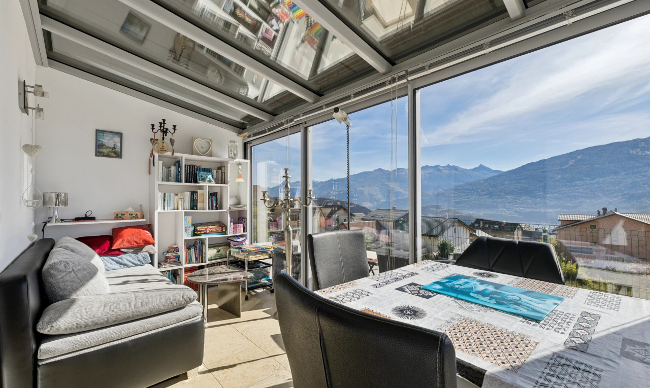 salon / salle à manger avec vue sur la montagne, mountain view, view focus, plafond à poutres, et beamed ceiling
