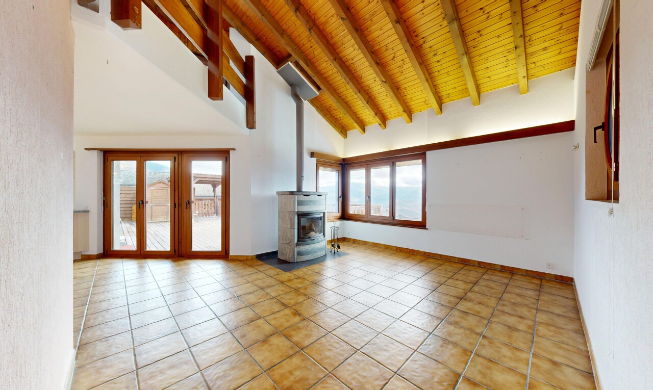 wohnzimmer mit holzofen, high ceiling, hohe decke, inside property, und tile floor